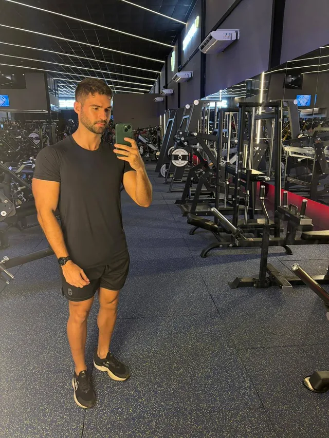 Bruno Guedes treinando na academia