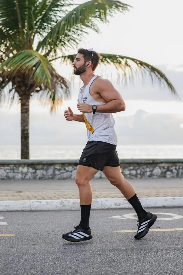 Bruno Guedes em corrida na orla